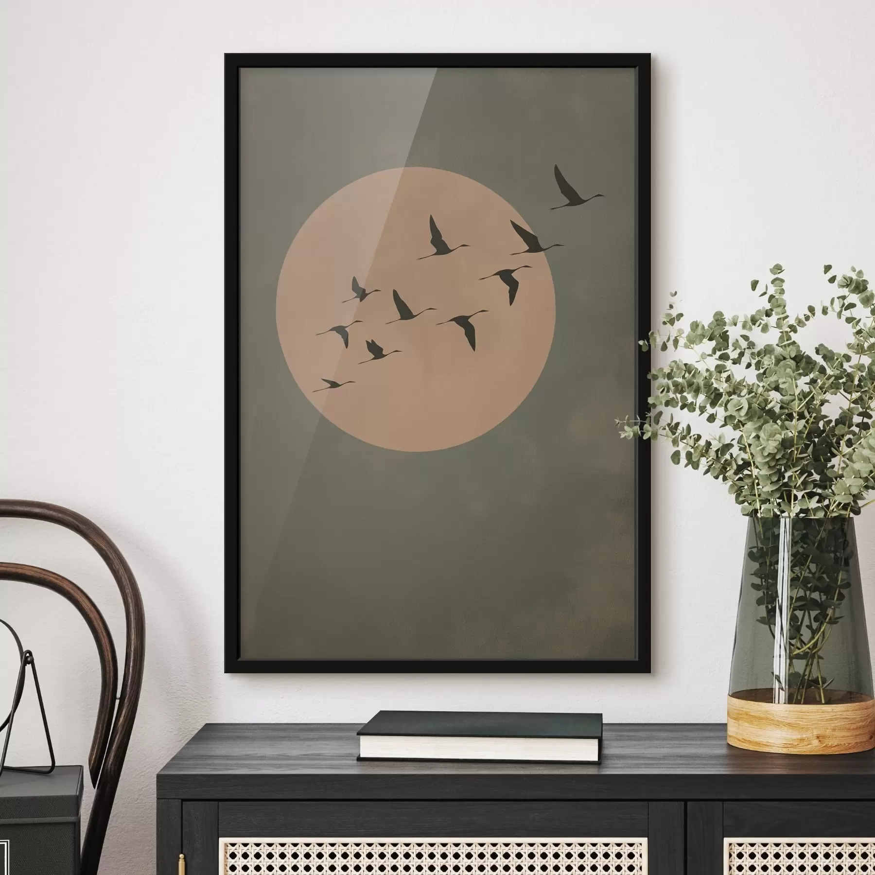 murales de pared Una bandada de pájaros volando contra una gran luna cálida f46162