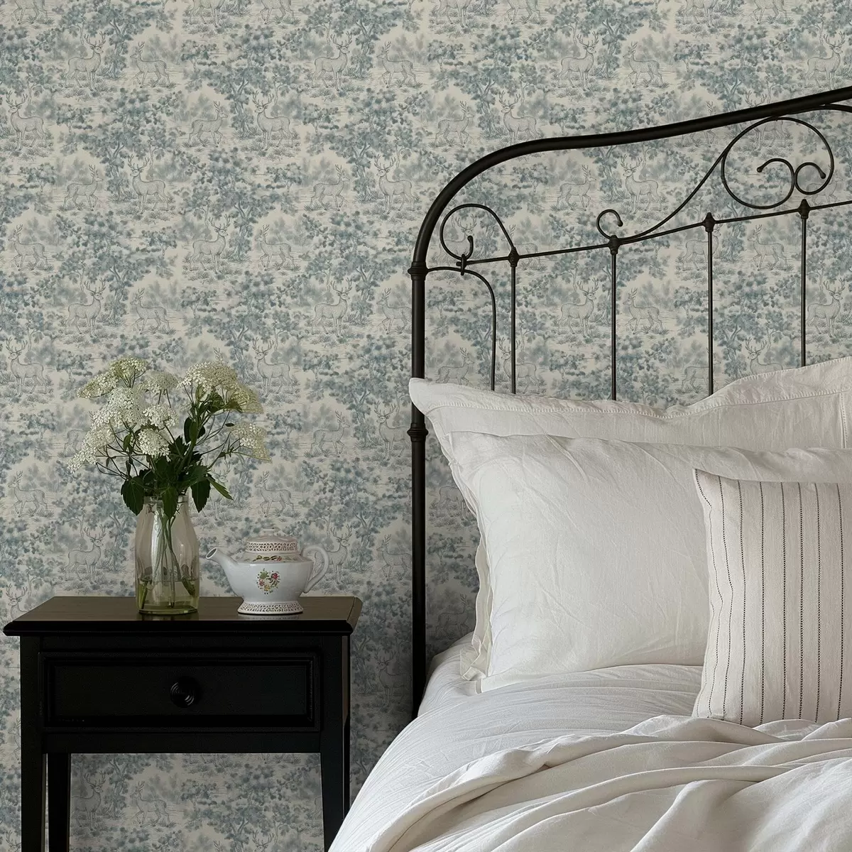 Papel pintado Escena monocromática de ciervos en el bosque a00748