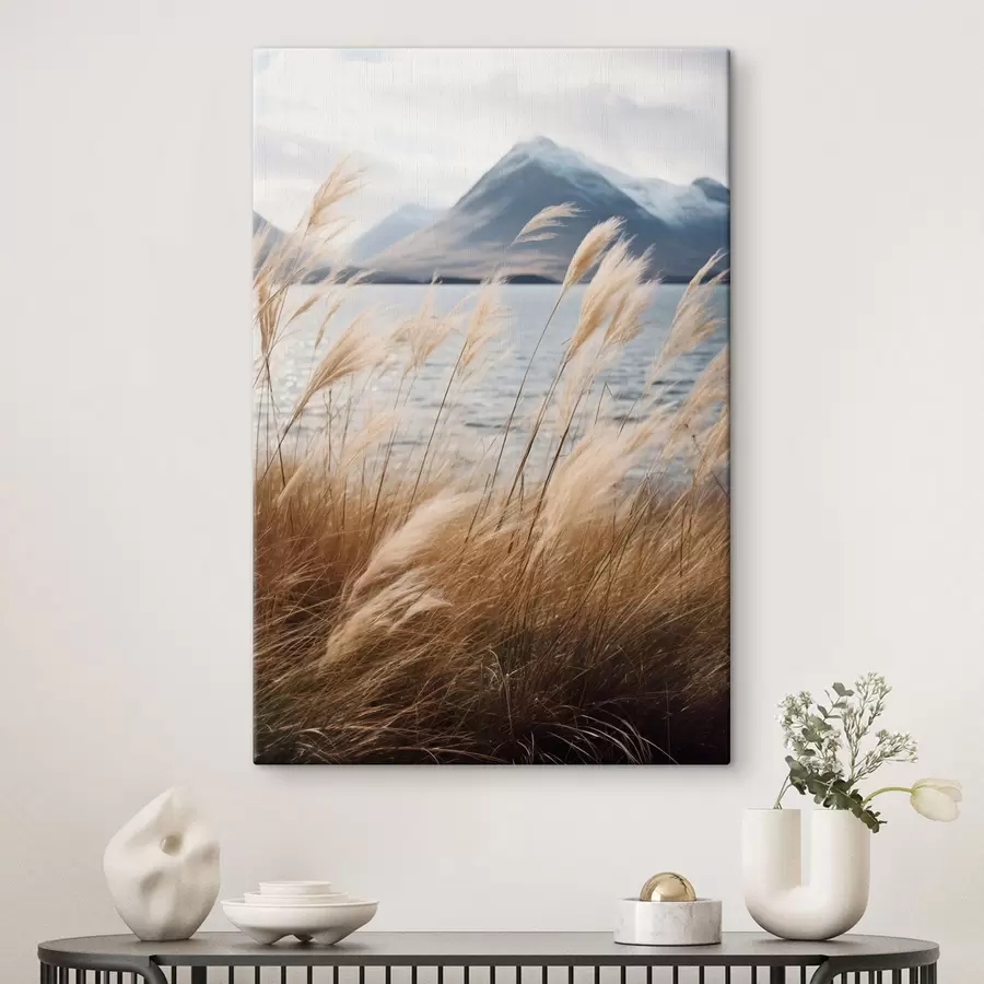 murales de pared Hierba de la pampa con un lago y montañas al fondo, iluminación suave, colores apagados, estilo naturalista s46283