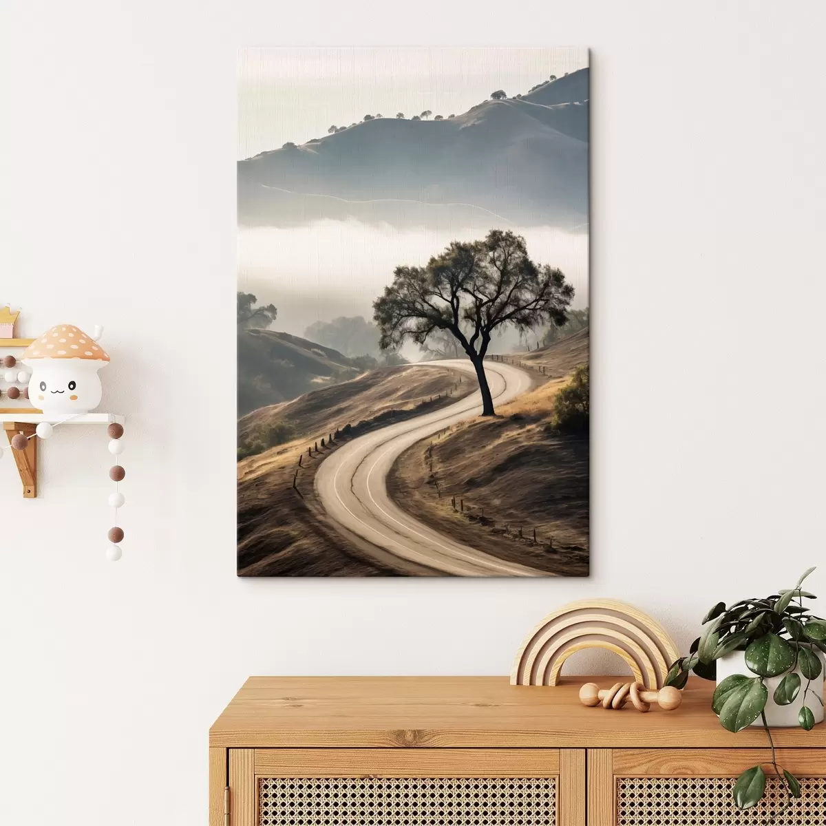 murales de pared Una carretera sinuosa que atraviesa colinas onduladas con un árbol en primer plano, y un fondo con niebla y montañas s46288