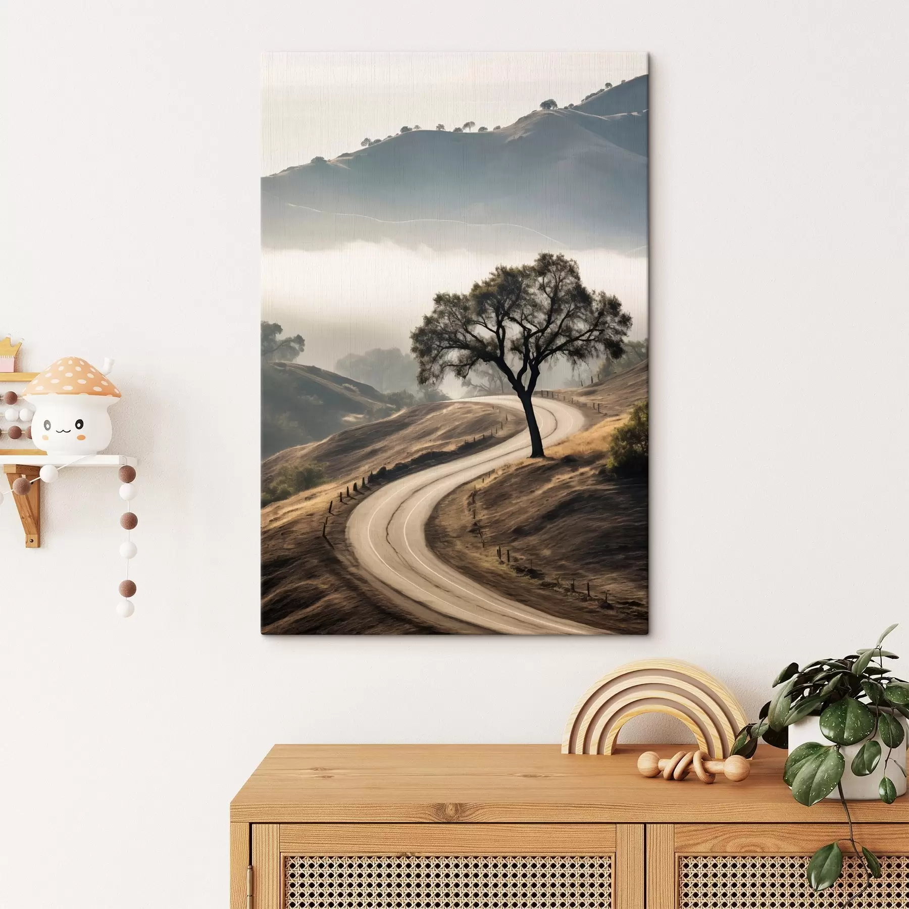 murales de pared Una carretera sinuosa que atraviesa colinas onduladas con un árbol en primer plano, y un fondo con niebla y montañas s46288