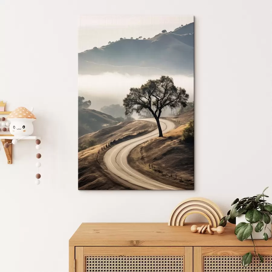 murales de pared Una carretera sinuosa que atraviesa colinas onduladas con un árbol en primer plano, y un fondo con niebla y montañas s46288