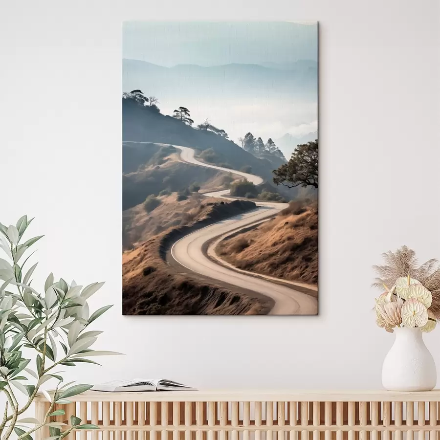 murales de pared Una sinuosa carretera que atraviesa un paisaje montañoso con hierba seca bajo un cielo despejado y montañas en la distancia. s46289