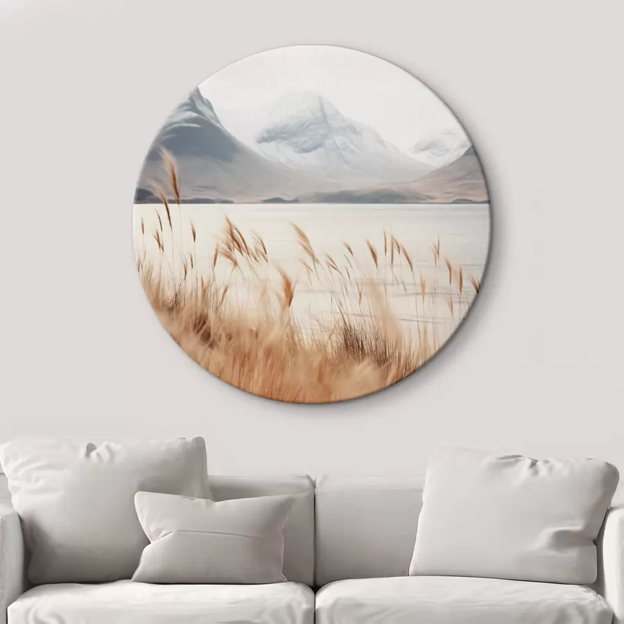 murales de pared Campo de hierba de la pampa frente a un paisaje lacustre con montañas nevadas al fondo, luz suave r46282