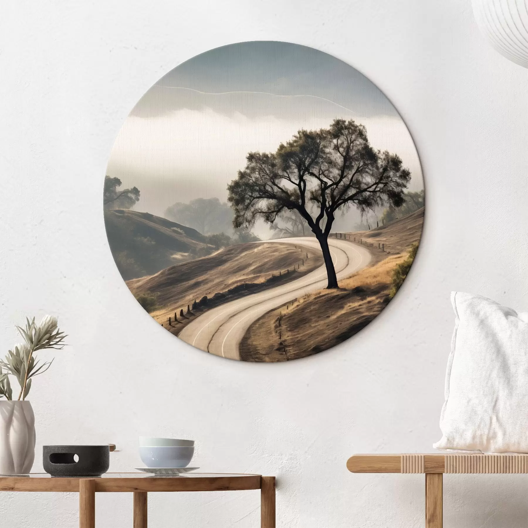 murales de pared Una carretera sinuosa que atraviesa colinas onduladas con un árbol en primer plano, y un fondo con niebla y montañas r46288