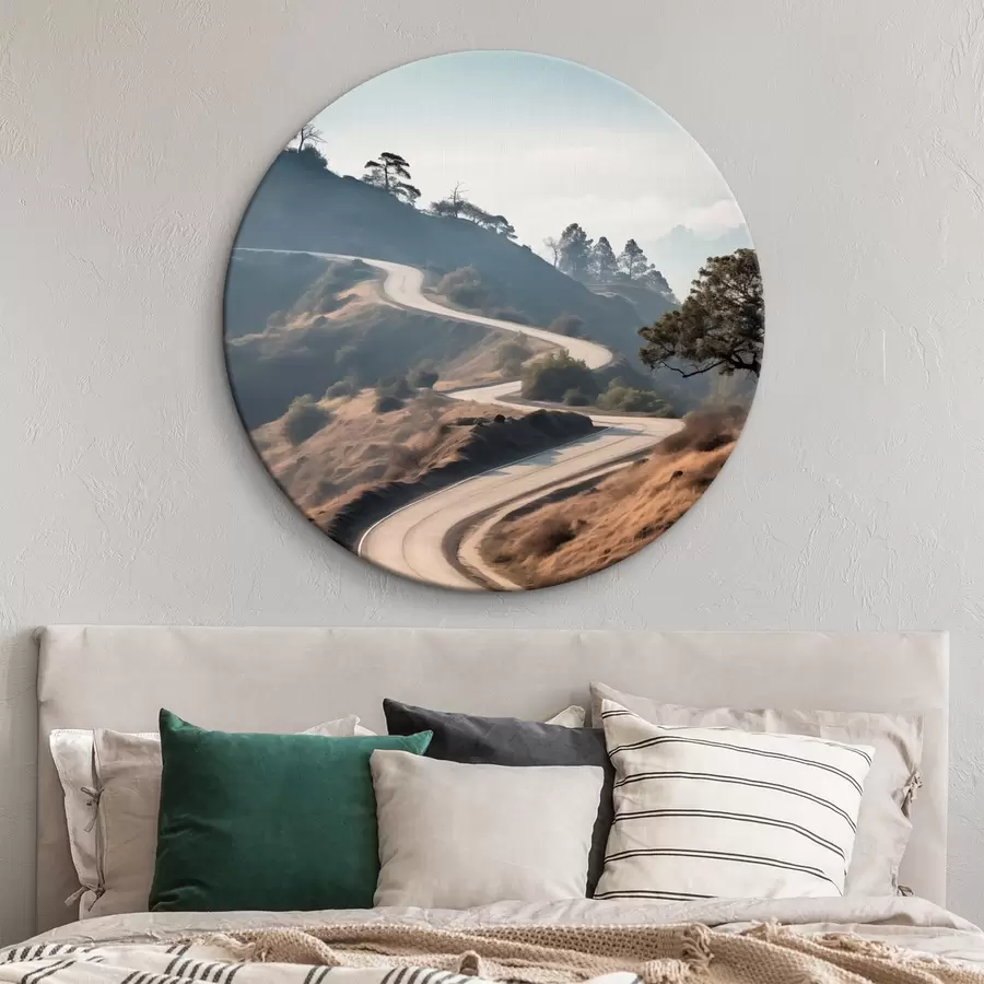 murales de pared Una sinuosa carretera que atraviesa un paisaje montañoso con hierba seca bajo un cielo despejado y montañas en la distancia r46289