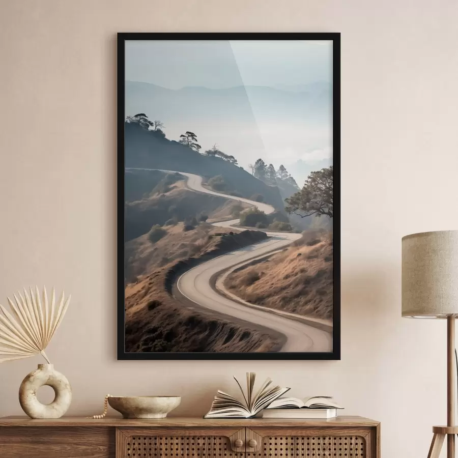 murales de pared Una sinuosa carretera que atraviesa un paisaje montañoso con hierba seca bajo un cielo despejado y montañas en la distancia. f46289