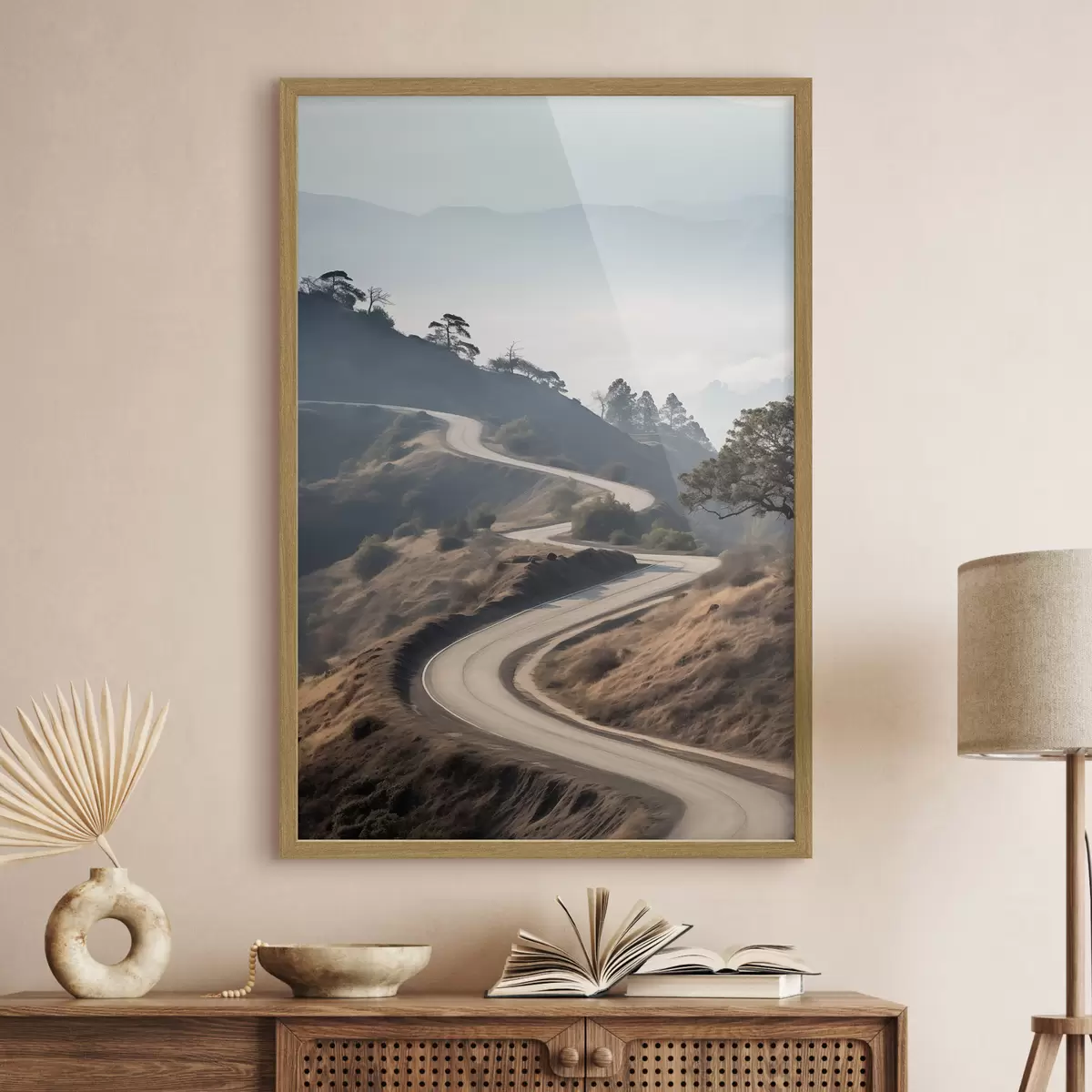 Poster Una sinuosa carretera que atraviesa un paisaje montañoso con hierba seca bajo un cielo despejado y montañas en la distancia f46289