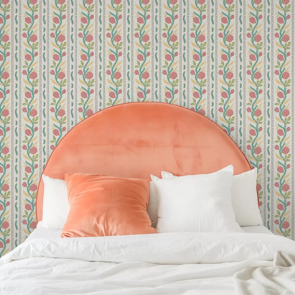 Papel pintado Rayas con capullos de coral sobre fondo crema claro. a00816v1