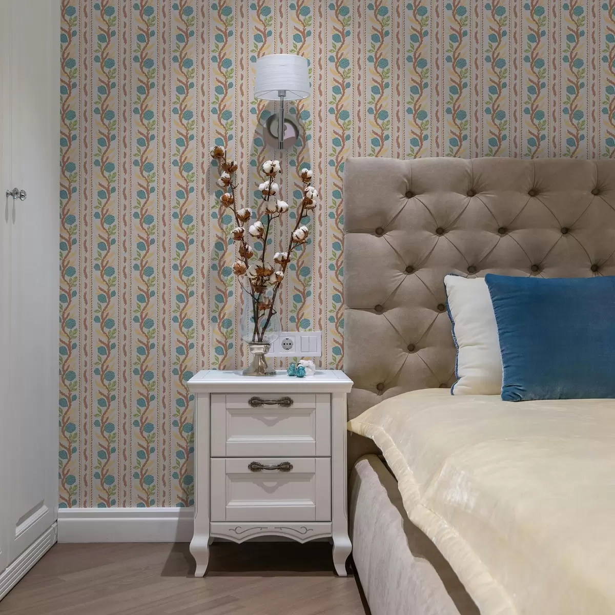 Papel pintado Rayas verticales con flores azules sobre un fondo cálido a00816v3