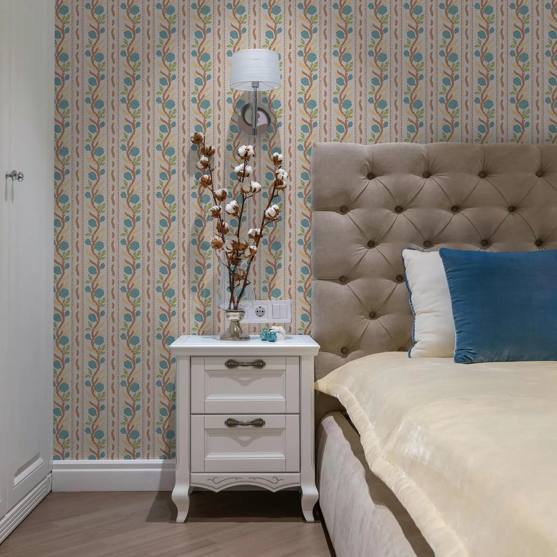 murales de pared Rayas verticales con flores azules sobre un fondo cálido a00816v3