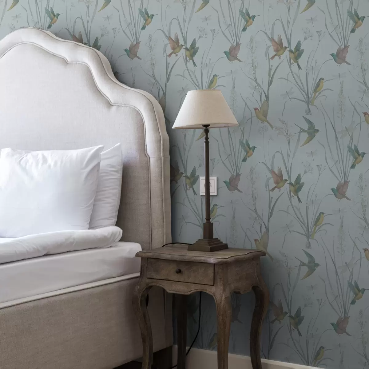 Papel pintado Pájaros entre la hierba del prado sobre un fondo gris azulado. a00776