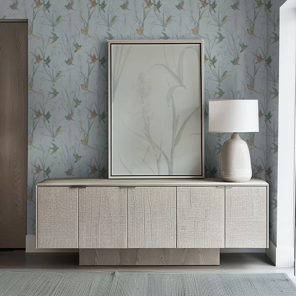 Papel pintado Pájaros entre la hierba del prado sobre un fondo gris azulado. a00776