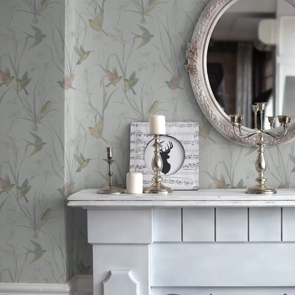 Papel pintado Pájaros entre la hierba del prado sobre un fondo gris claro. a00776v1