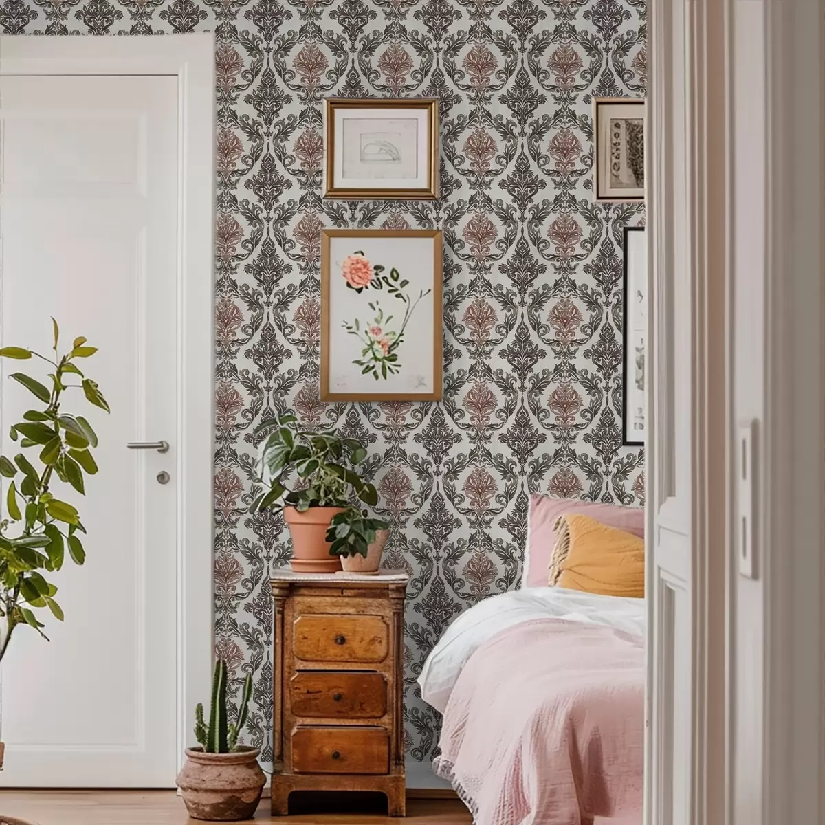 Papel pintado Damasco con detalles en marrón cobrizo sobre fondo claro. a00828v4