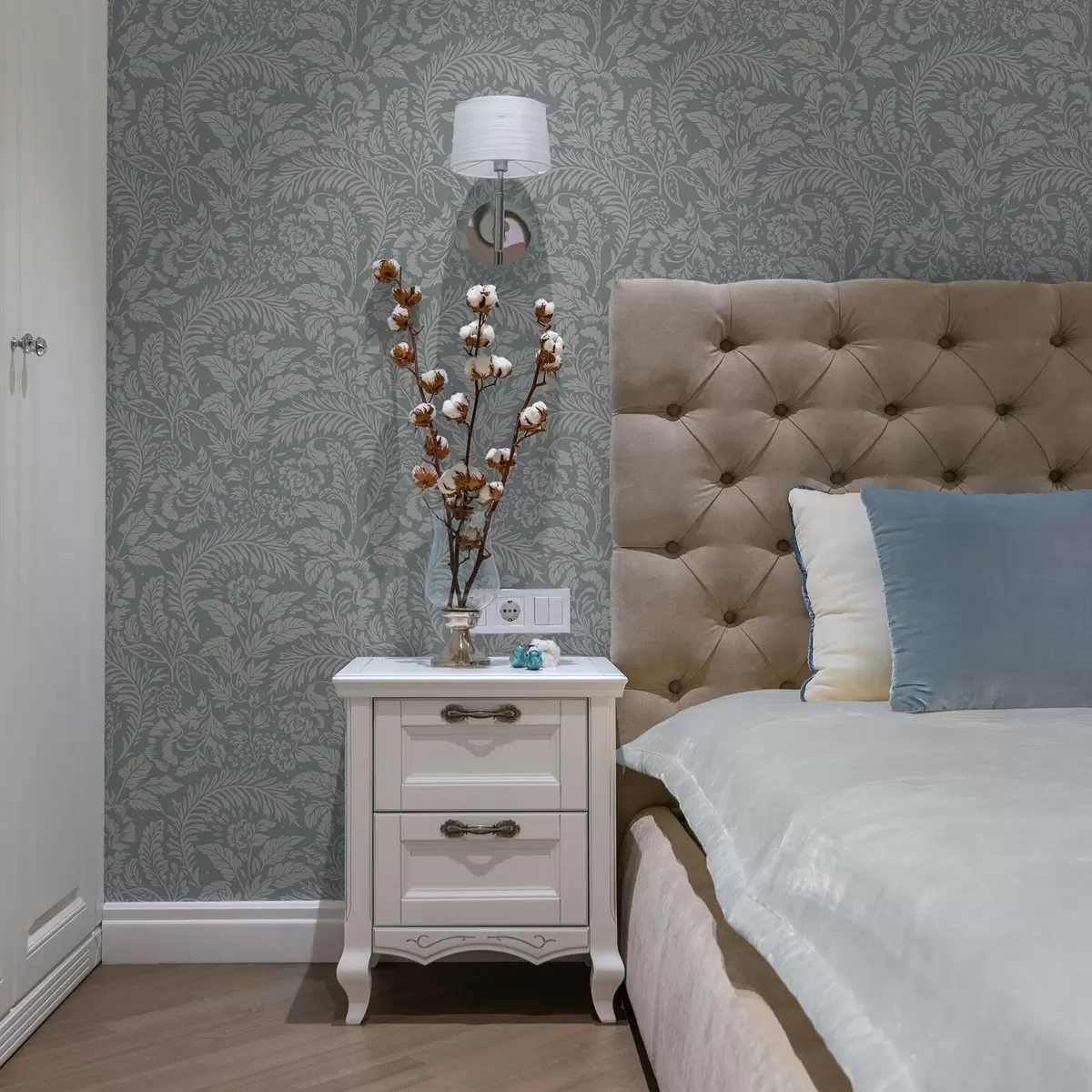 Papel pintado Estampado floral monocromo sobre fondo gris azulado a00859