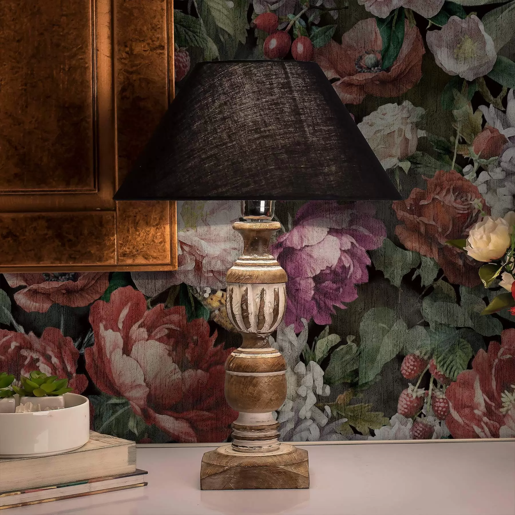 murales de pared Peonías oscuras y dramáticas, bayas y mariposa sobre fondo negro a00862