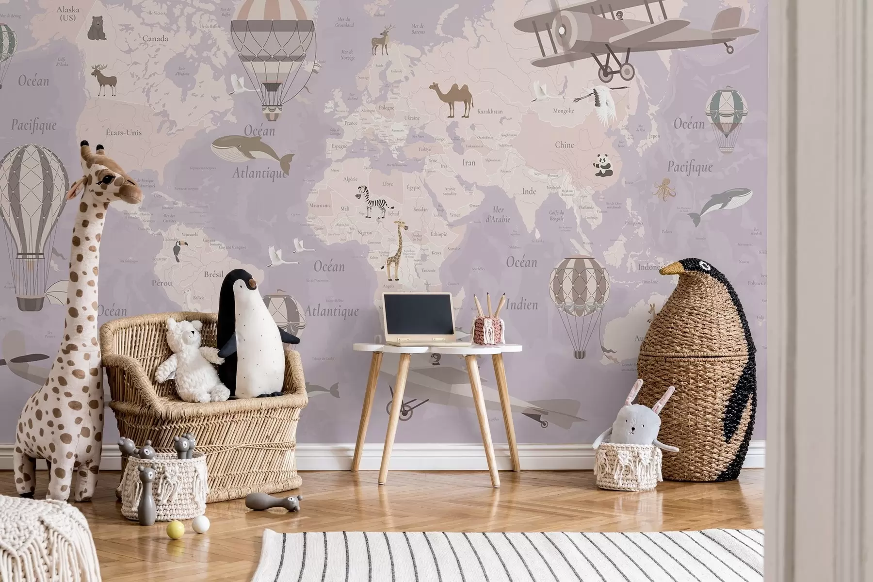 murales de pared Mapa del mundo para niños con animales, aviones y globos aerostáticos. En francés. Color morado. c00003frv4