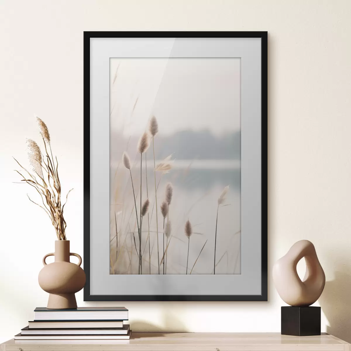 Poster Cañas suaves junto a la orilla brumosa de un lago, tonos beige pastel f46504