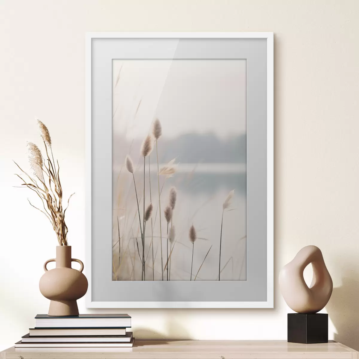 Poster Cañas suaves junto a la orilla brumosa de un lago, tonos beige pastel f46504