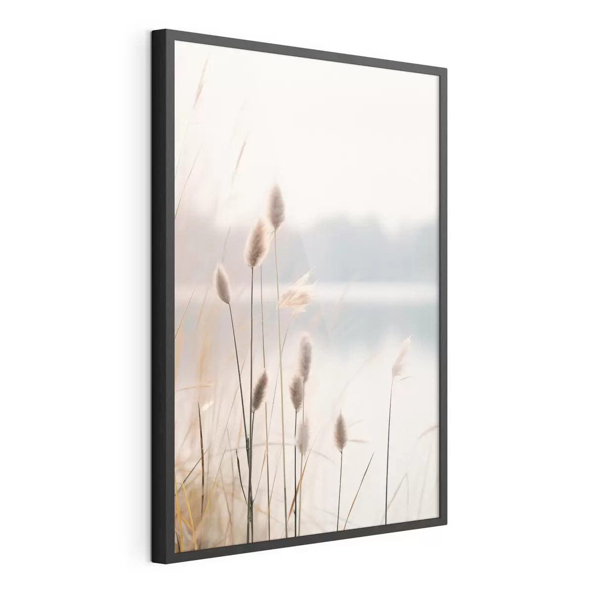 Poster Cañas suaves junto a la orilla brumosa de un lago, tonos beige pastel f46504