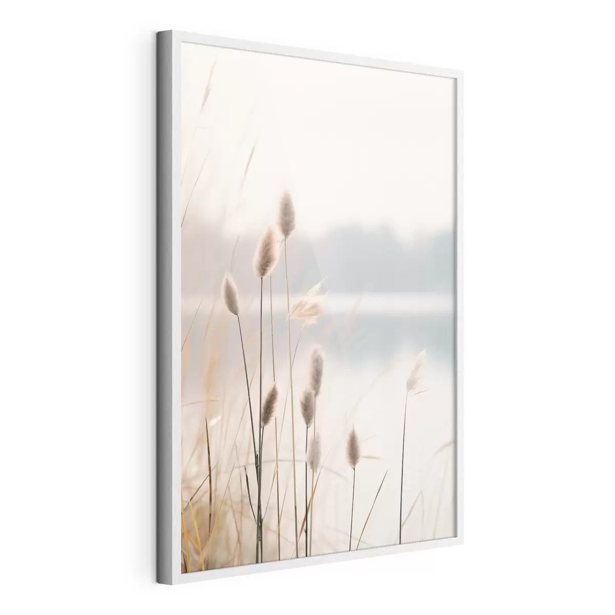 Poster Cañas suaves junto a la orilla brumosa de un lago, tonos beige pastel f46504