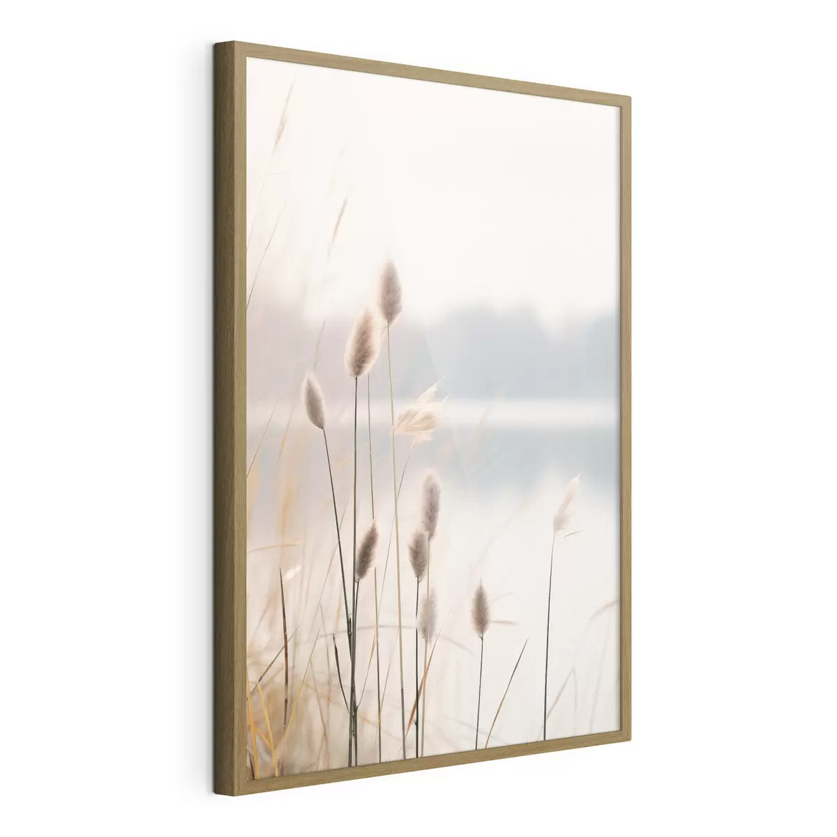 Poster Cañas suaves junto a la orilla brumosa de un lago, tonos beige pastel f46504