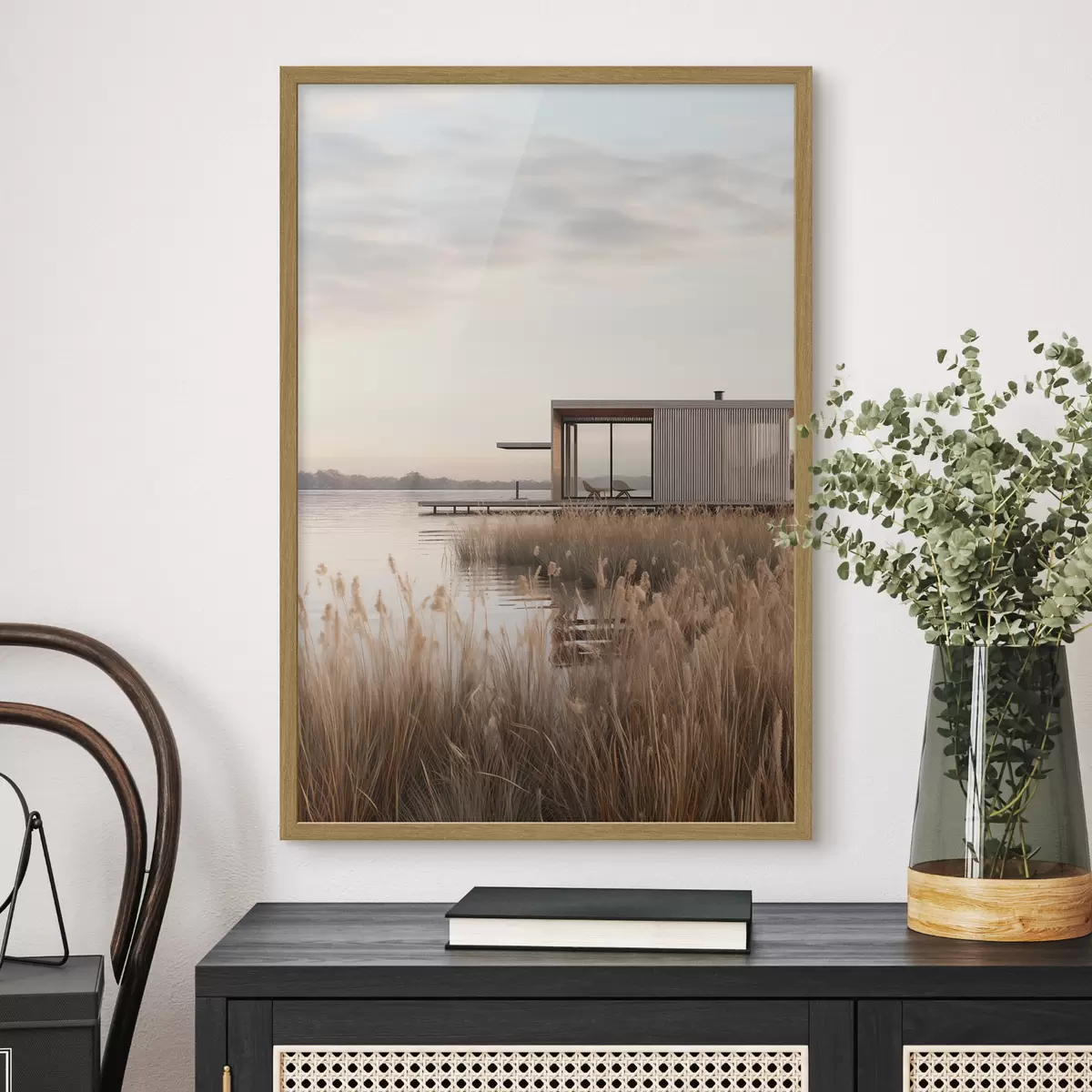 Poster Moderna cabaña junto al lago entre juncos al atardecer f46513