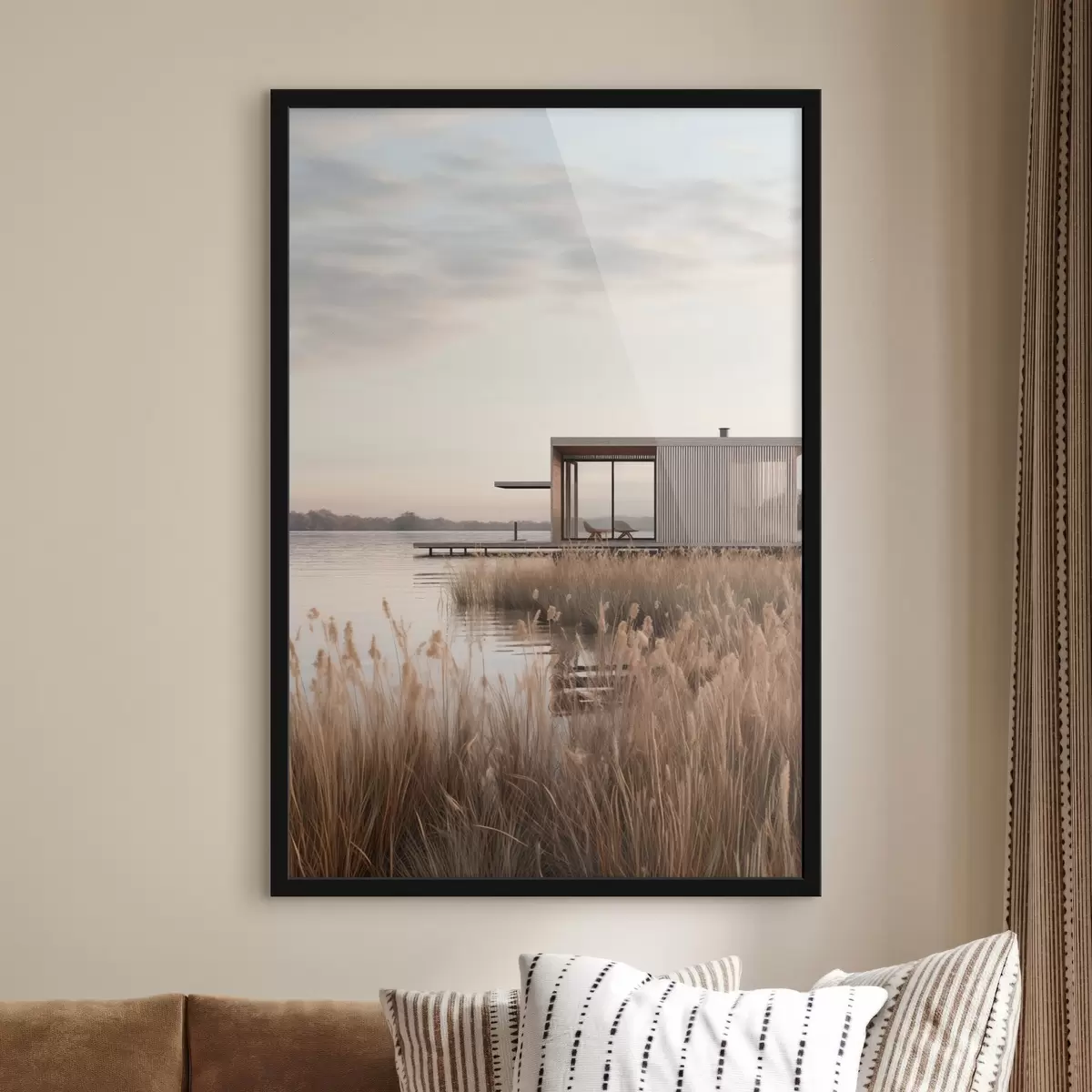 Poster Moderna cabaña junto al lago entre juncos al atardecer. f46513