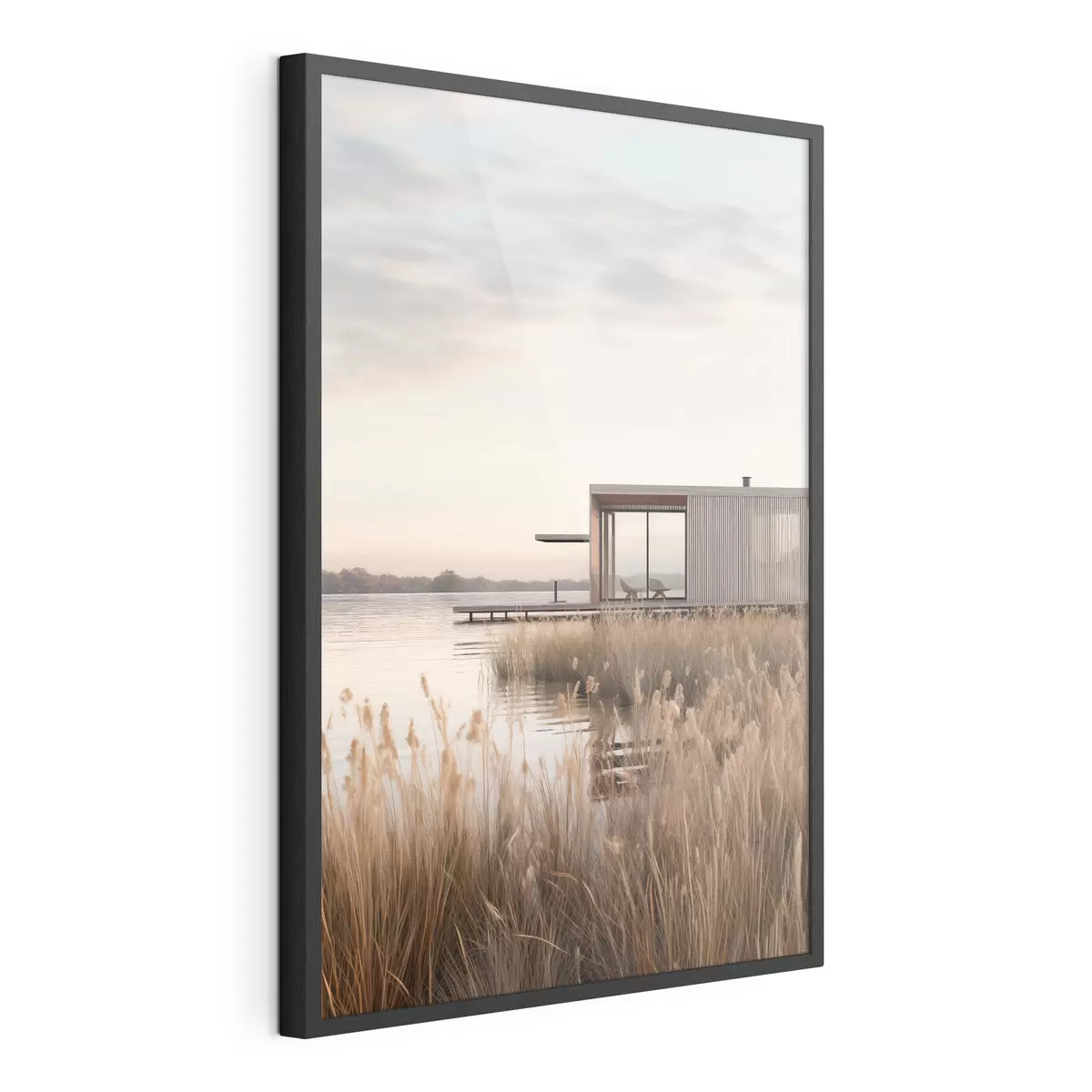 Poster Moderna cabaña junto al lago entre juncos al atardecer f46513