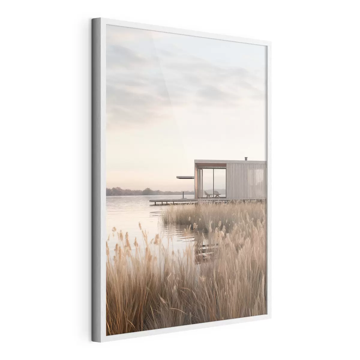 Poster Moderna cabaña junto al lago entre juncos al atardecer f46513
