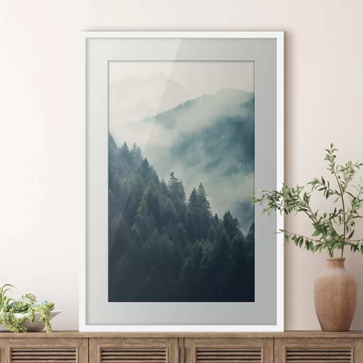 Poster Crestas montañosas brumosas y bosques oscuros de coníferas f46518