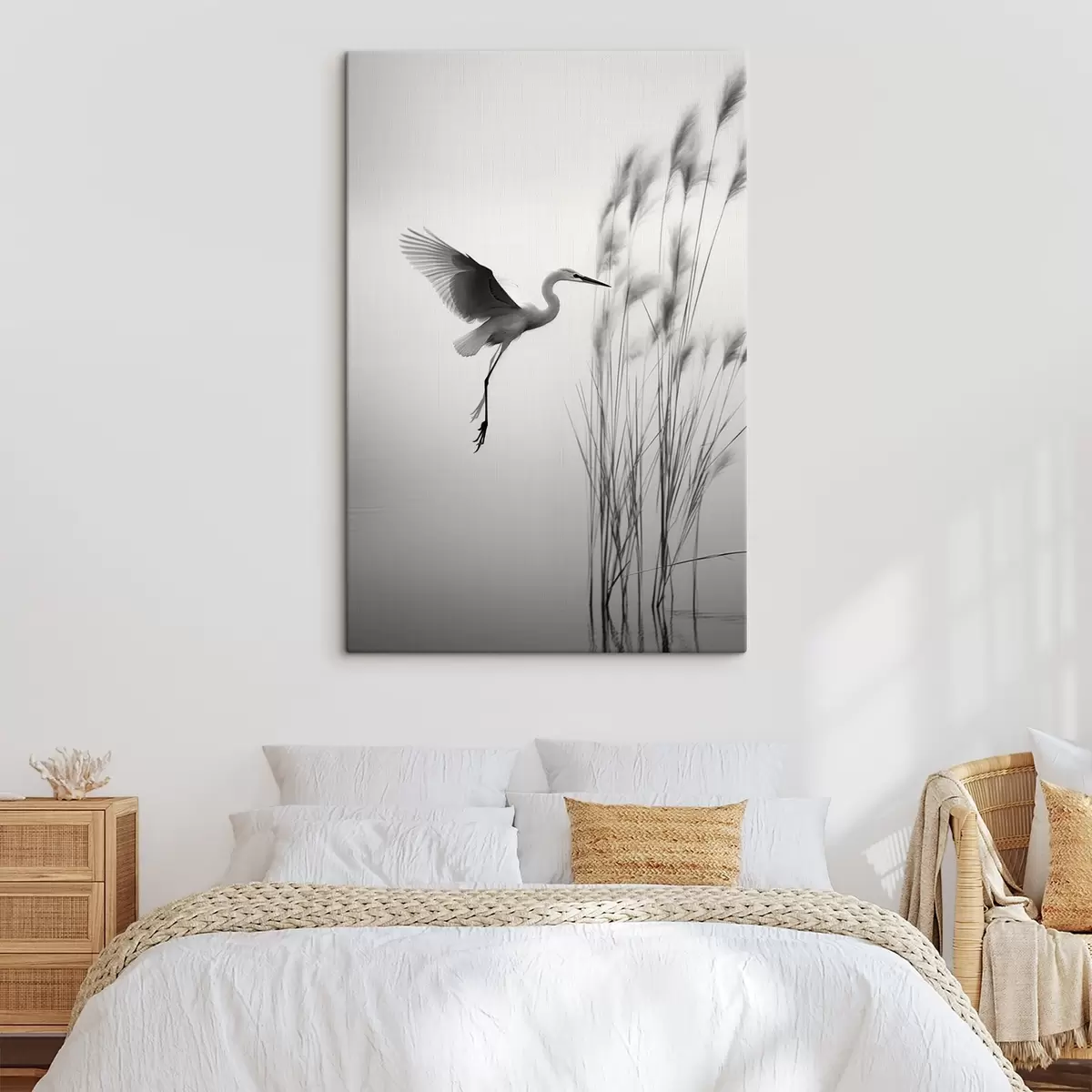 murales de pared Una garza blanca con las alas extendidas, volando cerca de altos juncos, composición minimalista en blanco y negro. s46693