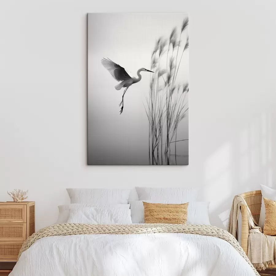 murales de pared Una garza blanca con las alas extendidas, volando cerca de altos juncos, composición minimalista en blanco y negro. s46693