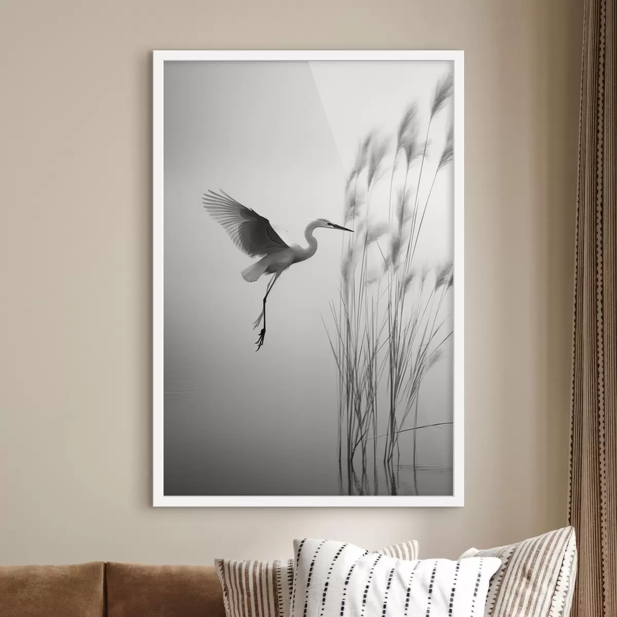 Poster Una garza blanca con las alas extendidas, volando cerca de altos juncos, composición minimalista en blanco y negro. f46693