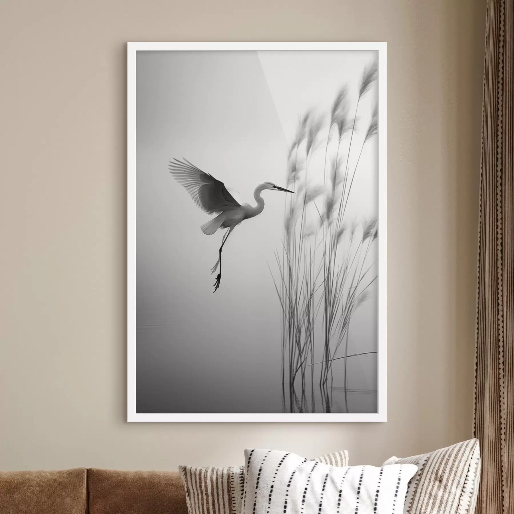 murales de pared Una garza blanca con las alas extendidas, volando cerca de altos juncos, composición minimalista en blanco y negro f46693