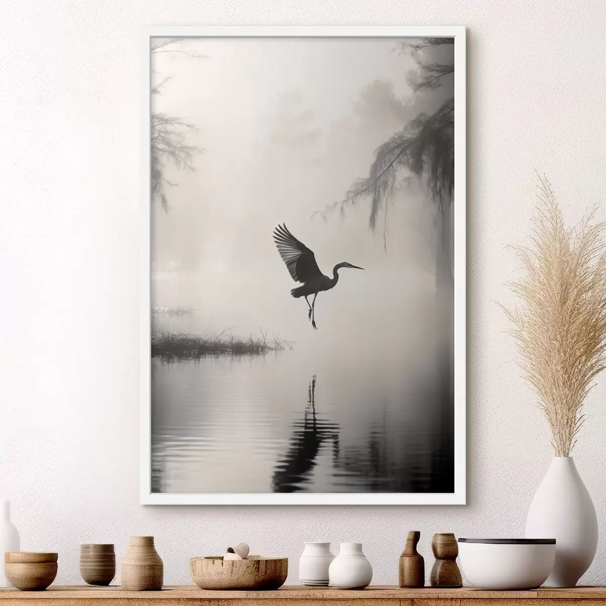 Poster Una garza blanca con las alas extendidas, volando cerca de altos juncos, composición minimalista en blanco y negro. f46694