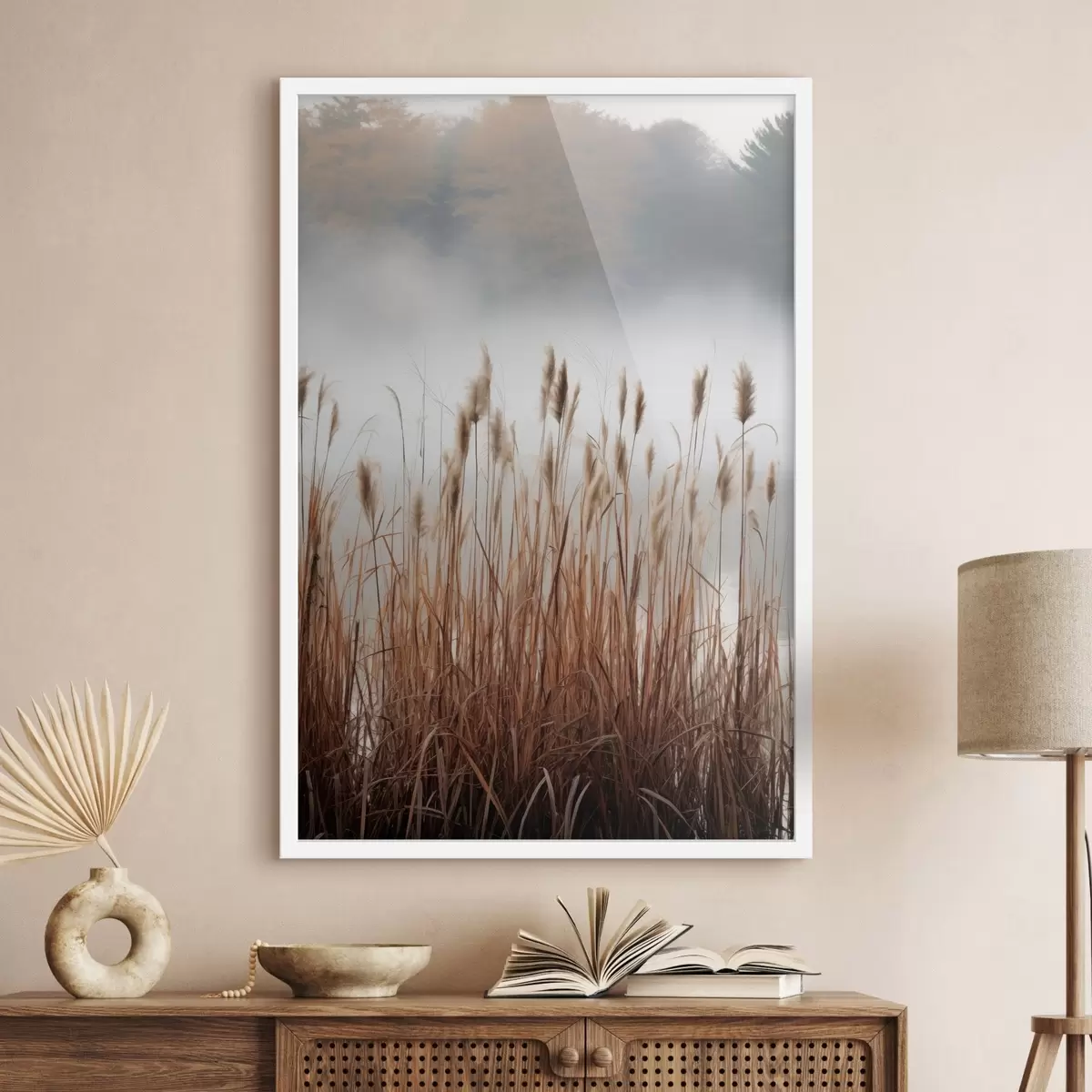 Poster Juncos altos que crecen en un cuerpo de agua, el agua refleja los juncos, fondo brumoso, luz suave, escena natural. f46696