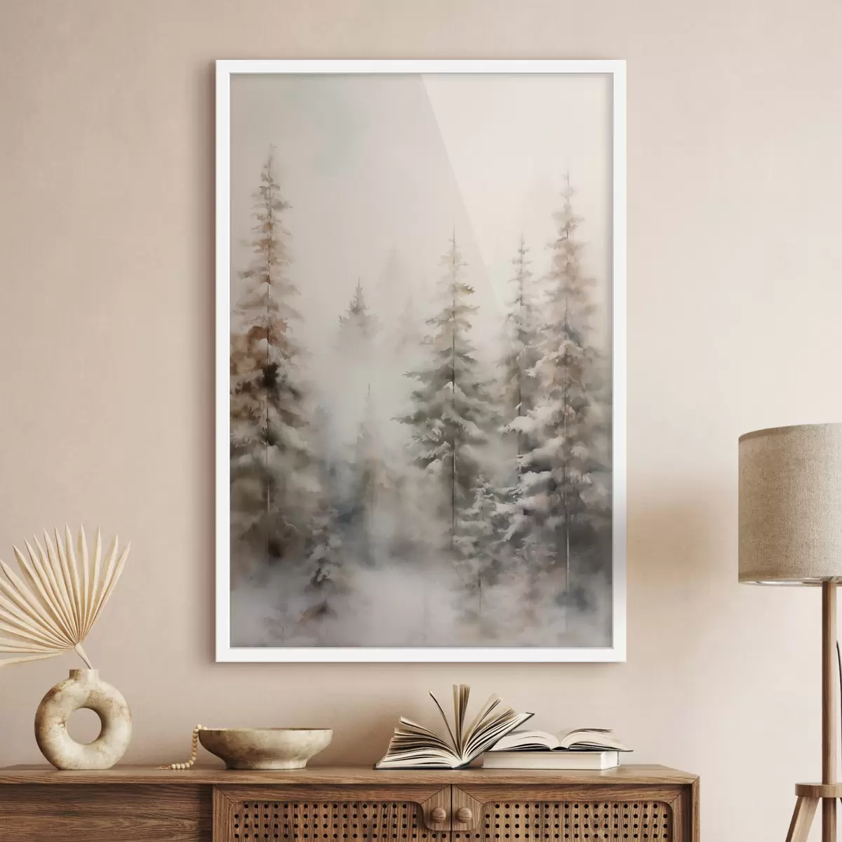 Poster Altos pinos cubiertos de nieve, erguidos en un bosque brumoso, una escena invernal suave y apagada. f46701