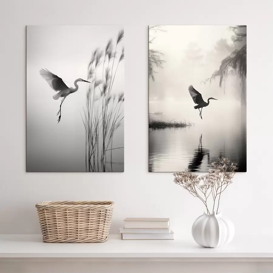 murales de pared Una garza blanca con las alas extendidas, volando cerca de altos juncos, composición minimalista en blanco y negro. m01007