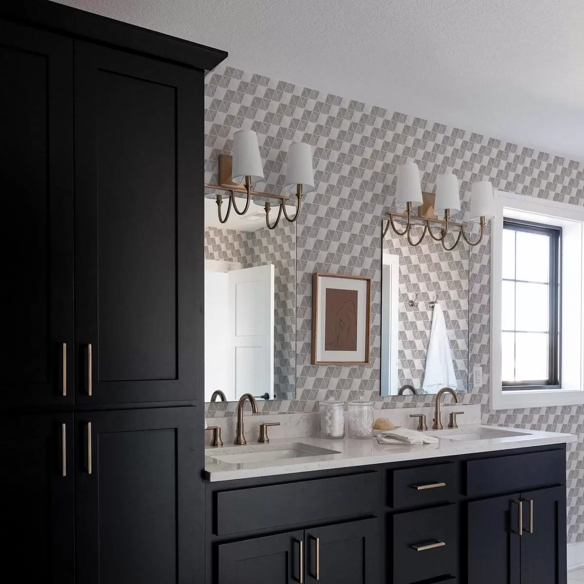 Papel pintado Triángulos con inserciones texturizadas, mezcla de gris lila y gris. a00917