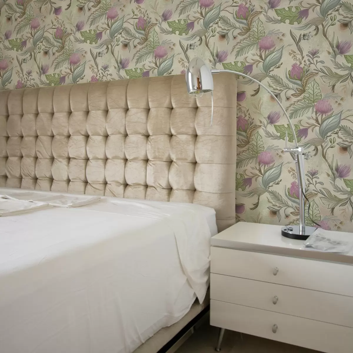 Papel pintado Brotes de lila y suave vegetación sobre fondo crema. a00930v2