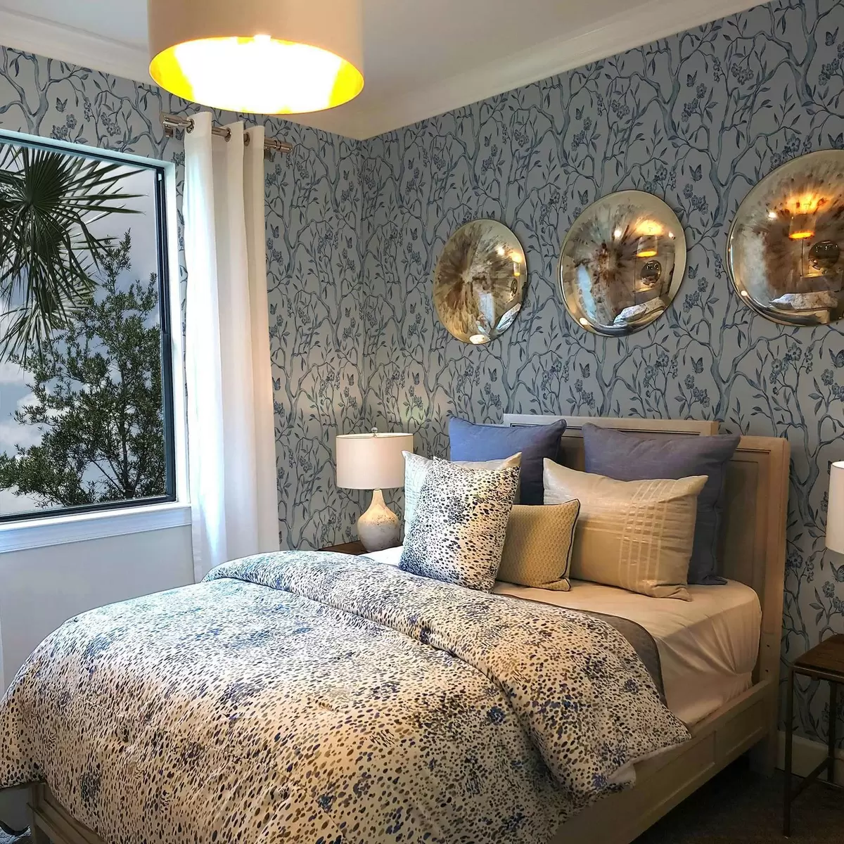 Papel pintado Ramas azules acuareladas con flores y mariposas sobre fondo claro. a00951