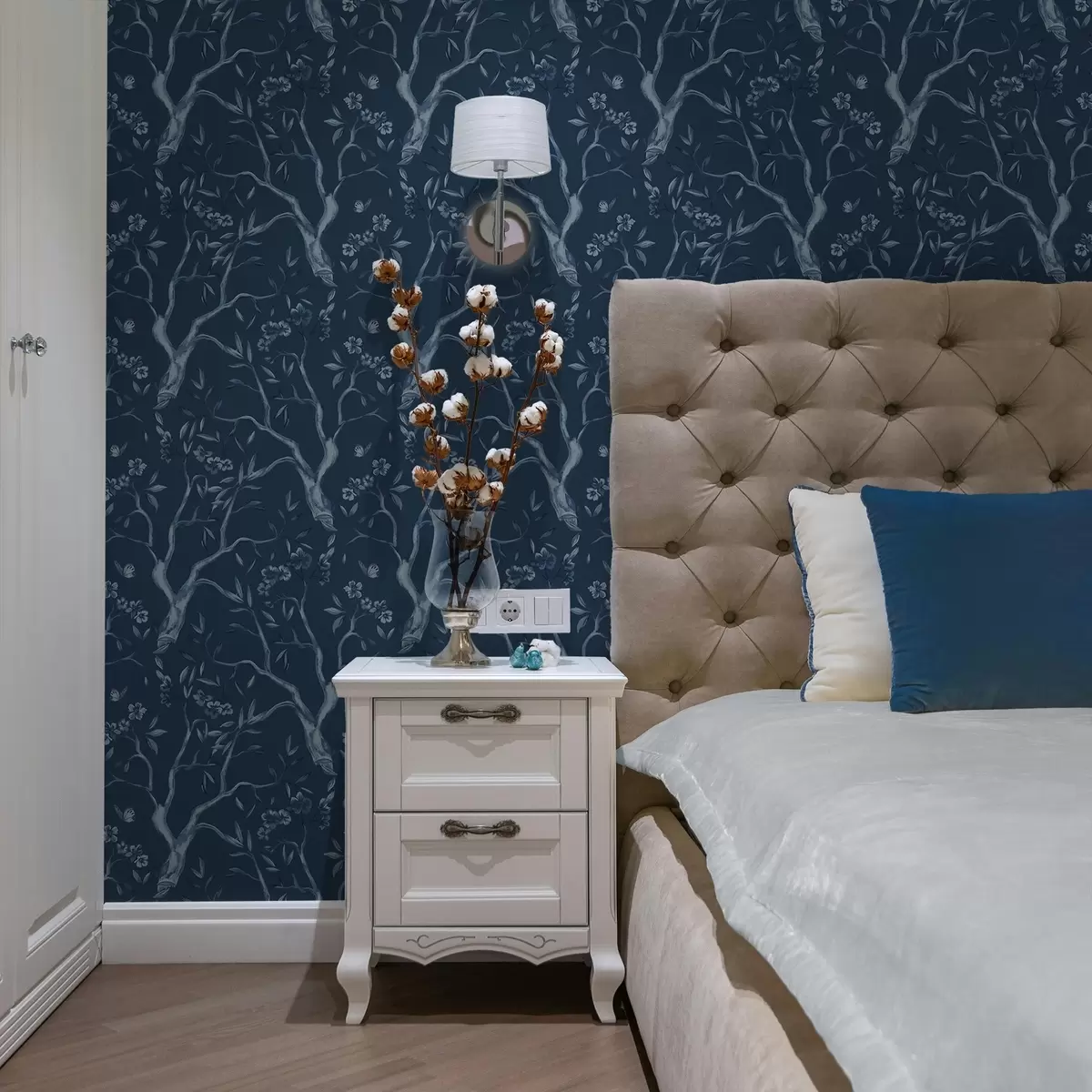 Papel pintado Ramas con flores azules y mariposas sobre fondo oscuro. a00951v1