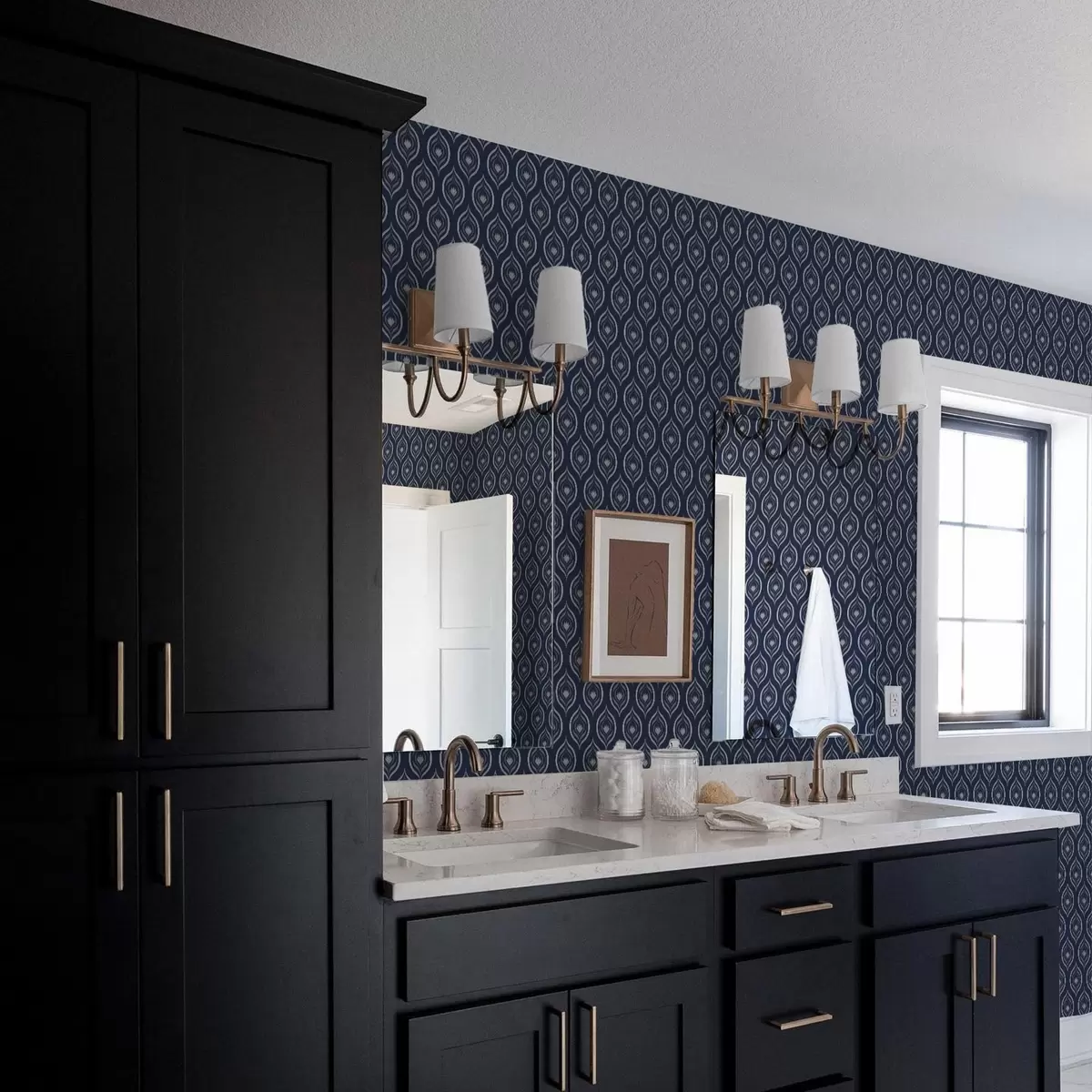 Papel pintado Motivos de gotas contrastantes con una flor sobre un fondo azul marino oscuro. a00977v1