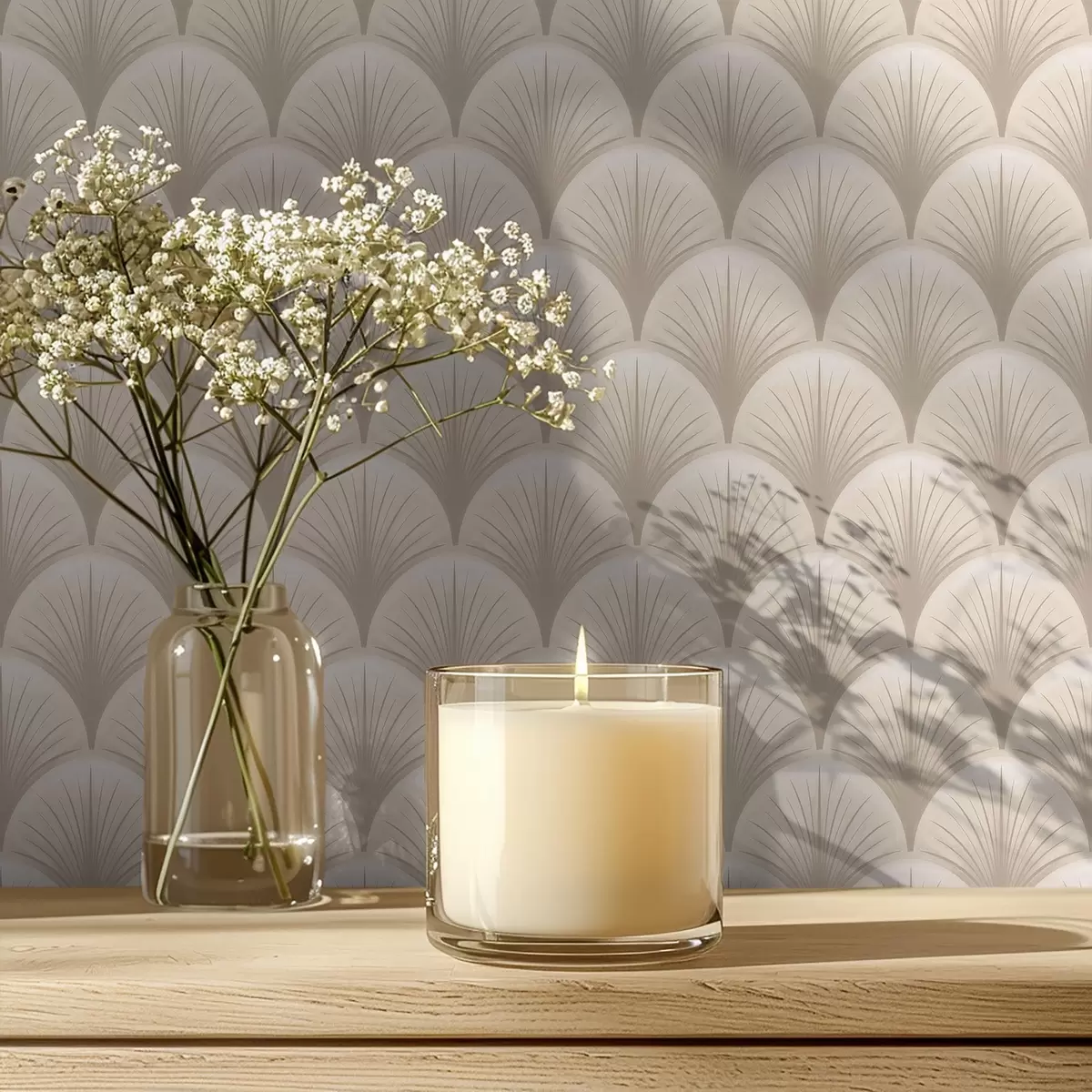 Papel pintado Arcos de abanico beige con rayos finos sobre un fondo claro. a00978