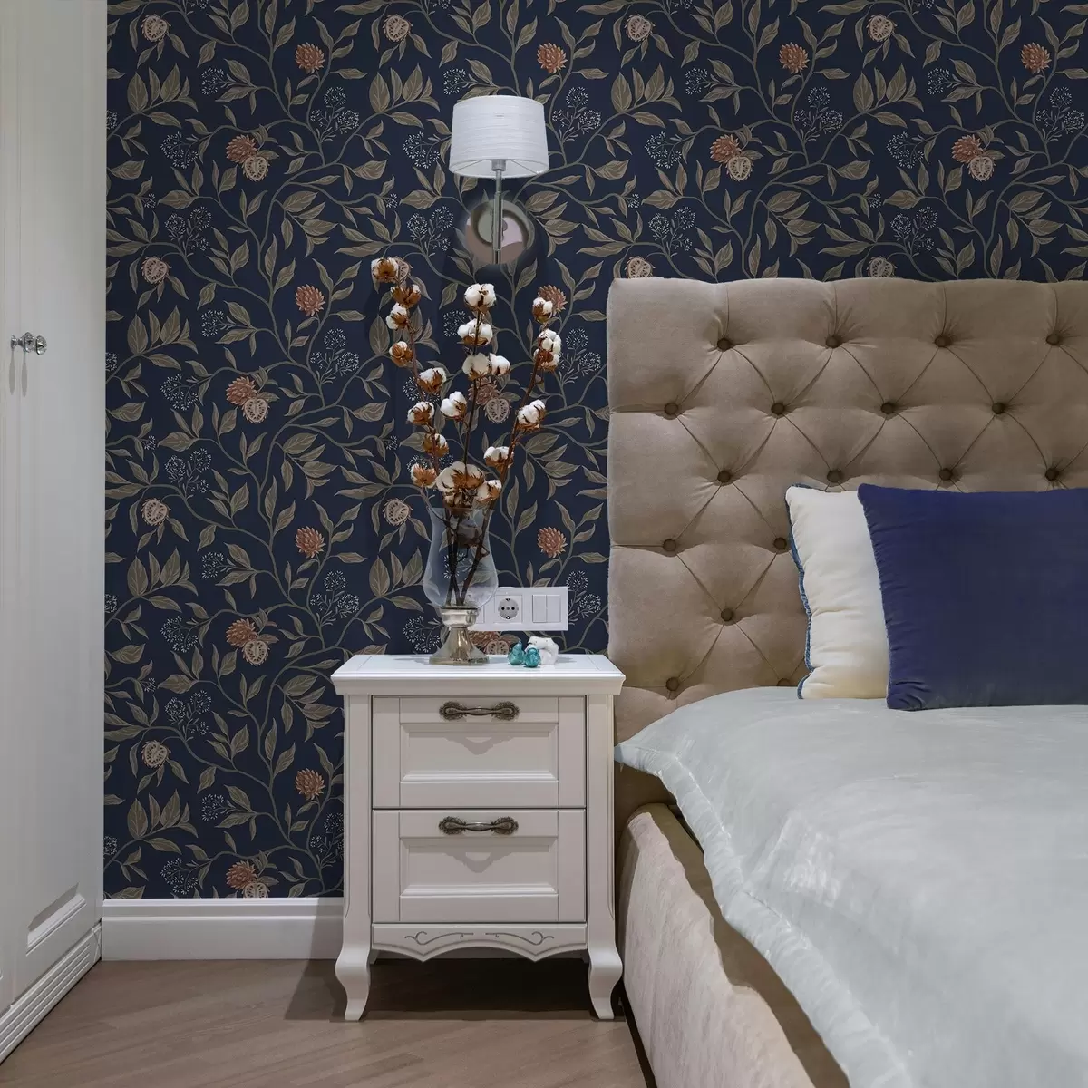 Papel pintado Jardín azul con ramas, frutos y pequeñas flores. a00959