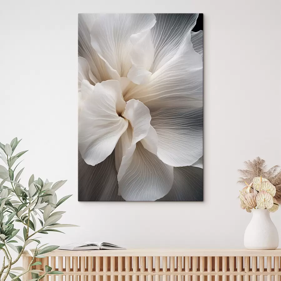 murales de pared Primer plano de delicados pétalos florales blancos abstractos con líneas intrincadas y un fondo oscuro difuminado. s47018