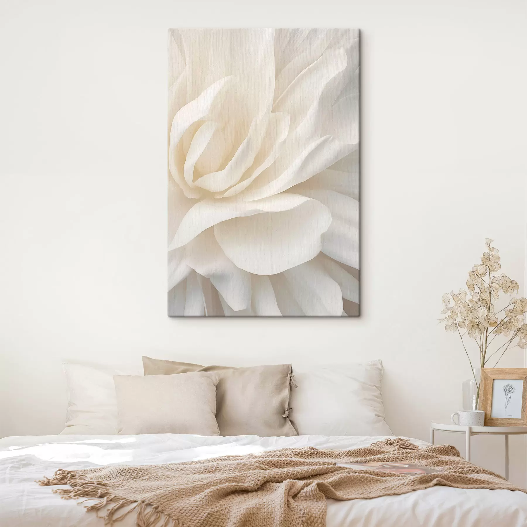 murales de pared Flor abstracta blanca con pétalos delicados y superpuestos, arte minimalista s47024