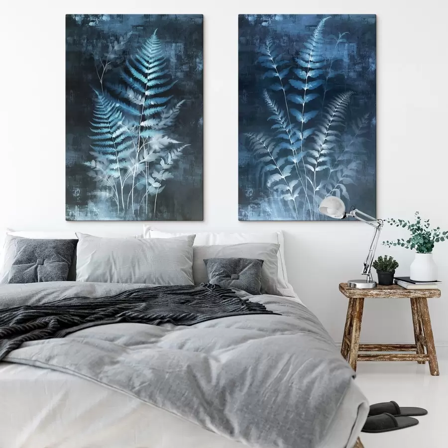 murales de pared Helechos y plantas azules sobre un fondo oscuro y texturizado, con énfasis en los detalles intrincados, efecto radiográfico. m01121